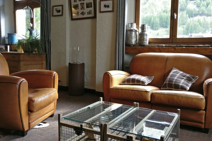 Lounge 41 of 53