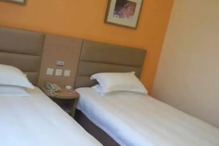 Room 6 of 8