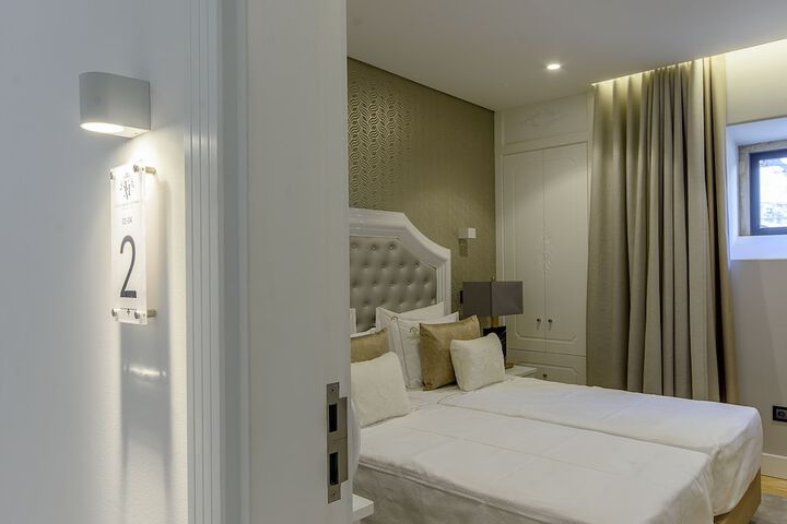 Room 8 of 114