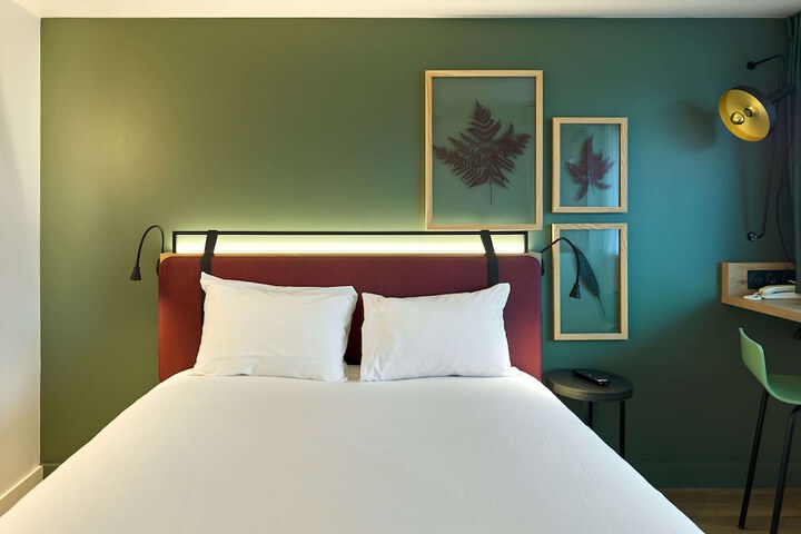 Room 10 of 42