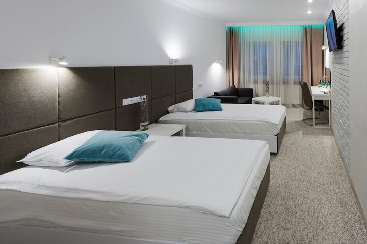 Room 6 of 102