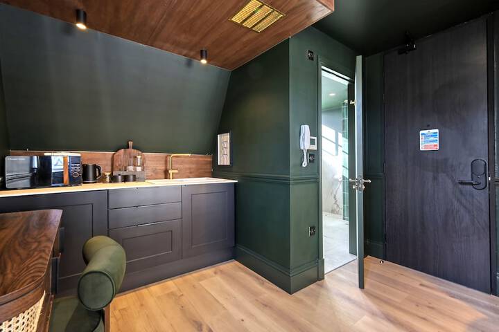 Room 8 of 28