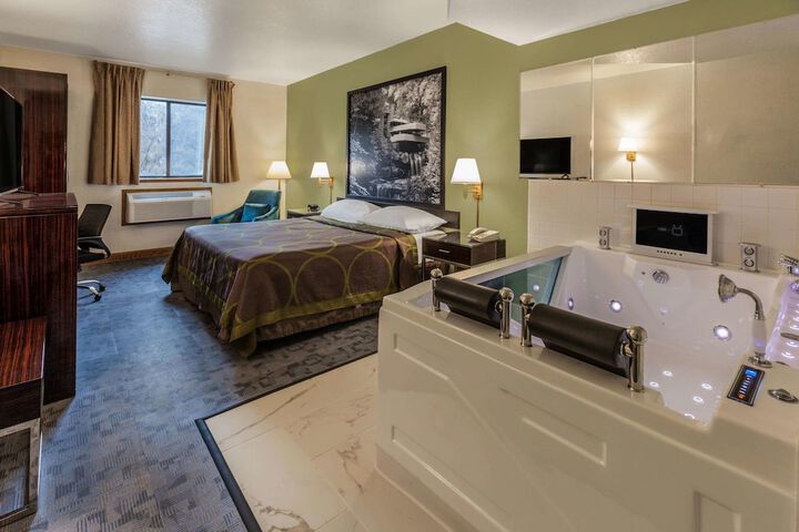 1 King Bed (5 of 26)