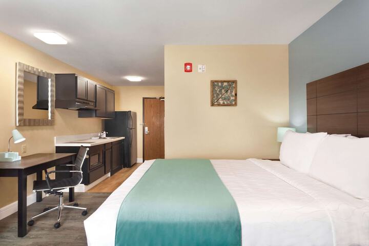 1 Queen Bed (26 of 26)