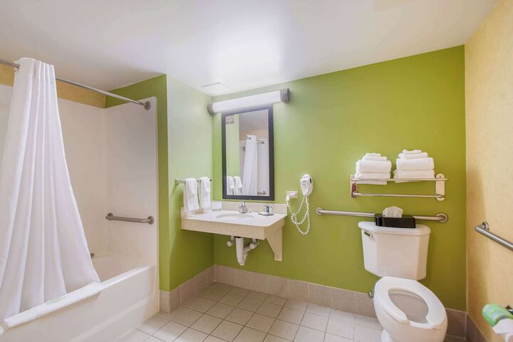 Double Accessible 2 Double Beds (9 of 12)