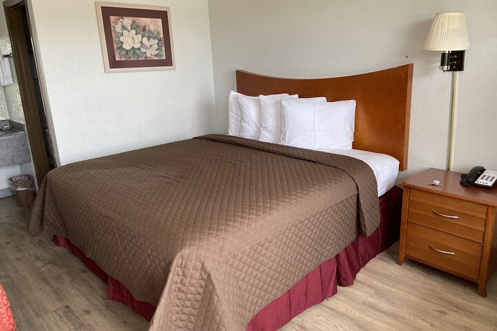 Single King Bed (3 of 20)