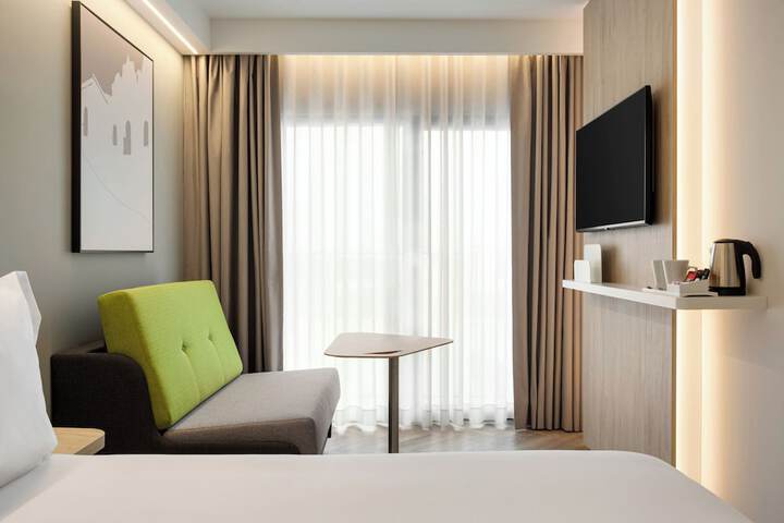 Room 18 of 28