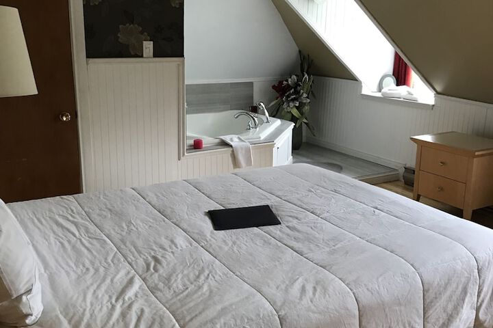 Room 6 of 102