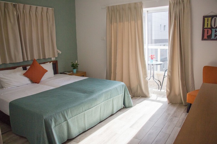 Room 5 of 12