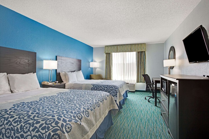 2 Queen Beds Accessible (6 of 6)