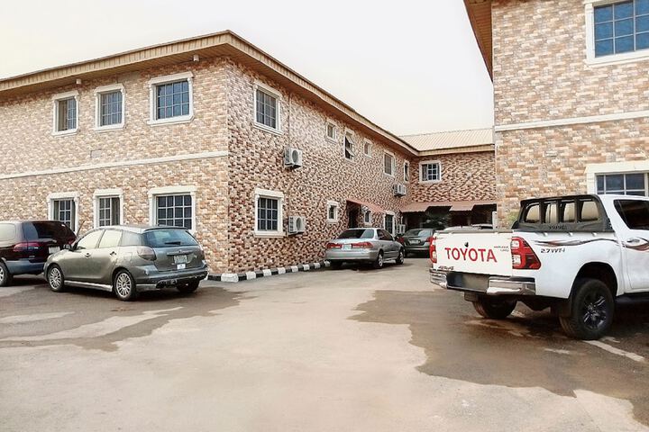 Sycamore Royals Hotel Jahi