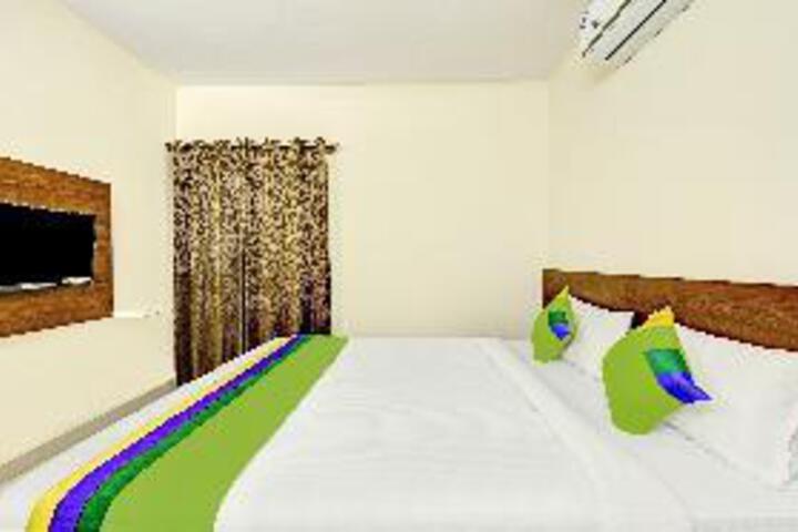 Room 10 of 28