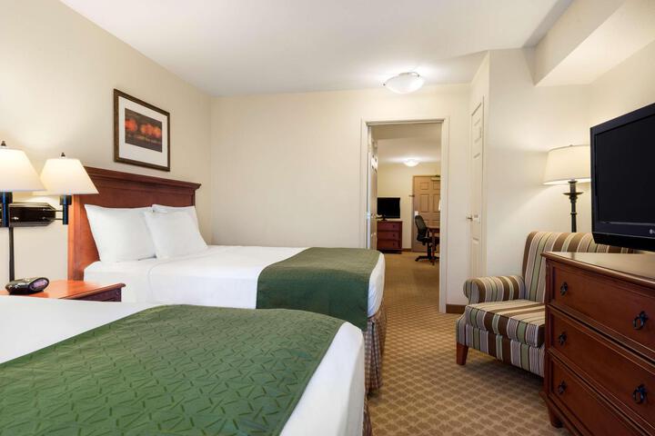 2 Queen Beds (6 of 7)