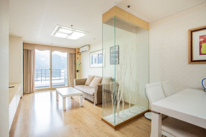 Room 4 of 12