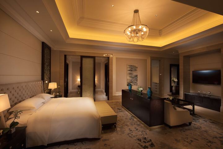 Room 10 of 111