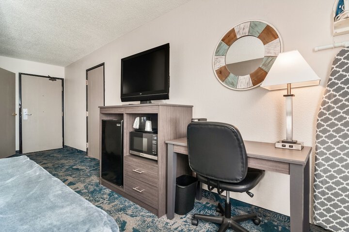 1 Queen Bed (8 of 9)