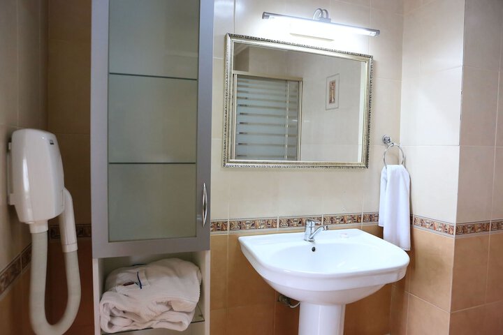 Room 4 of 6