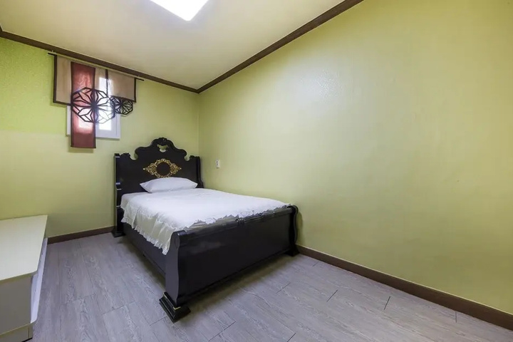 Room 6 of 13