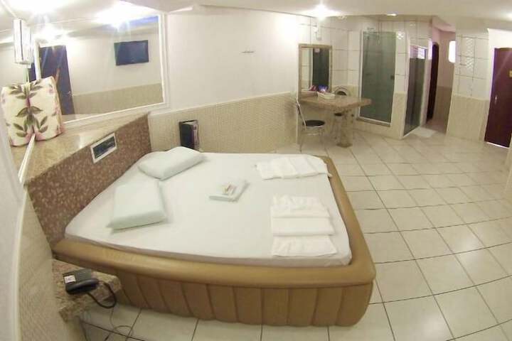 Room 6 of 63