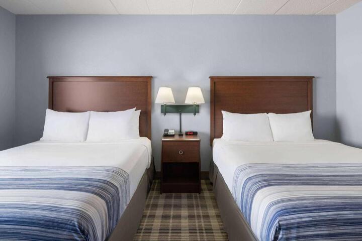 2 Queen Beds (9 of 13)