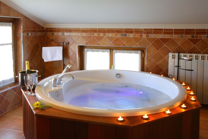 Jetted tub