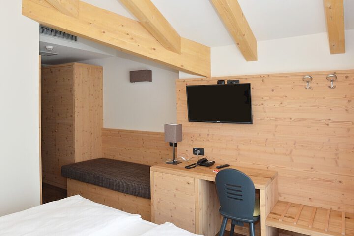 Room 12 of 87