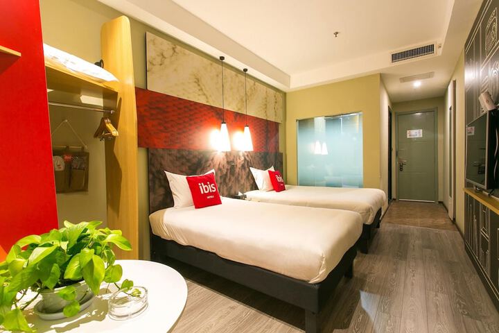 Room 6 of 25
