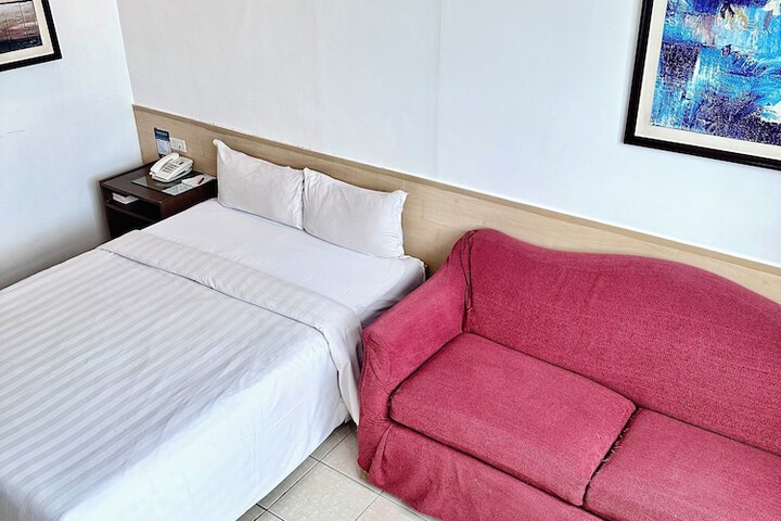 Room 13 of 33