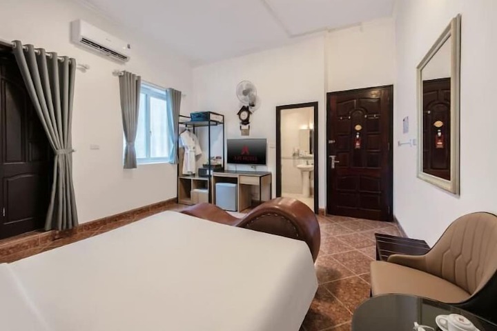 Room 10 of 14