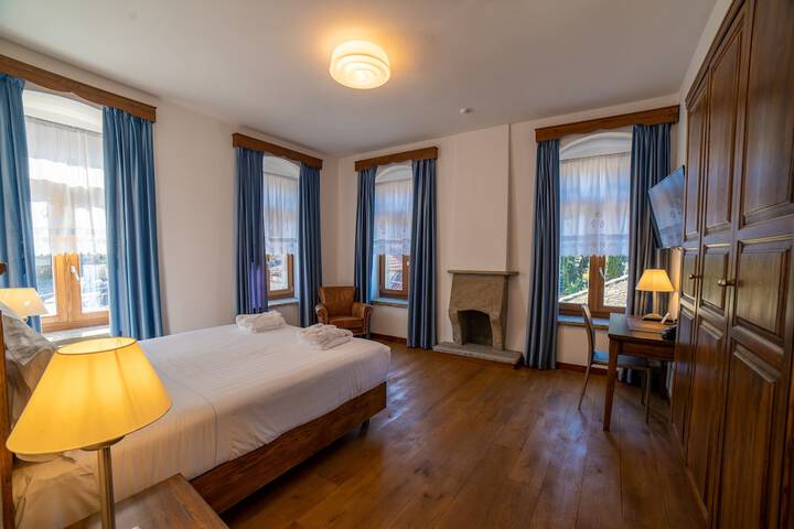 Room 8 of 43