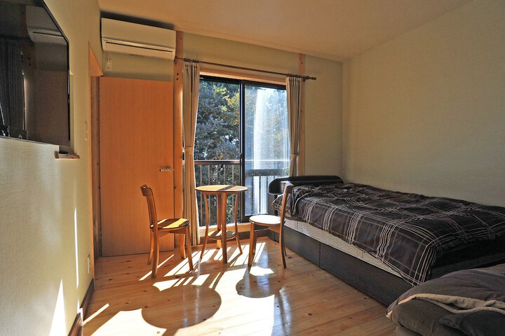 Room 4 of 28