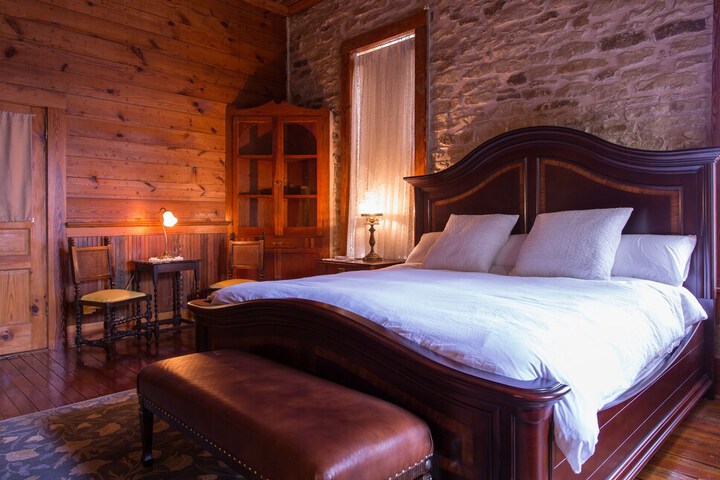 Room 5 of 9