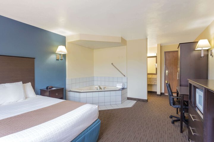 2 Queen Beds (4 of 10)