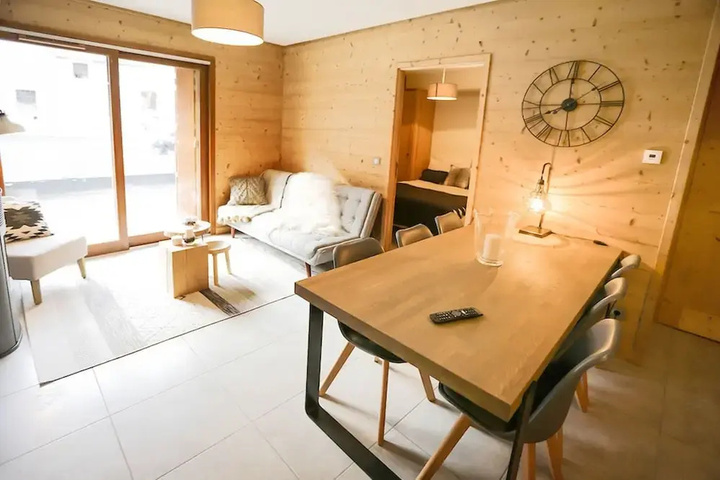 Room 4 of 9