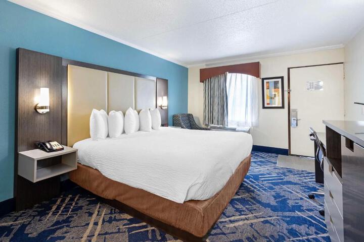 1 King Bed Work Desk Refrigerator WiFi Shower Only Full Breakfast (8 of 13)