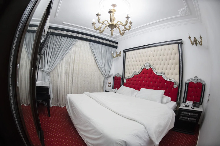 Room 4 of 7