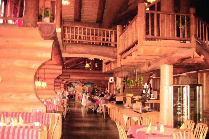 Dining 15 of 19