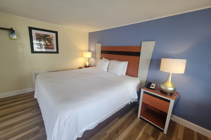 1 King Bed (2 of 7)