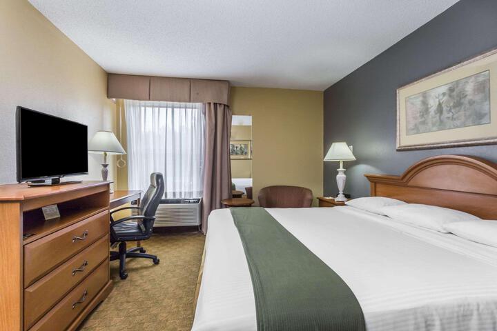 1 King Bed (8 of 8)