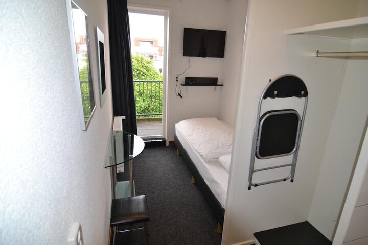 Room 15 of 42