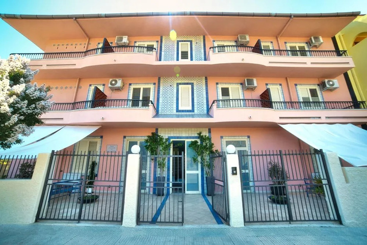 HOTEL CHARLIE