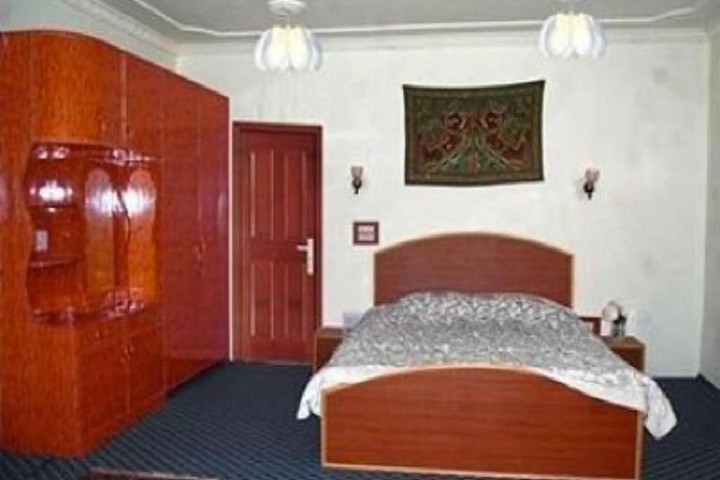 Room 7 of 11
