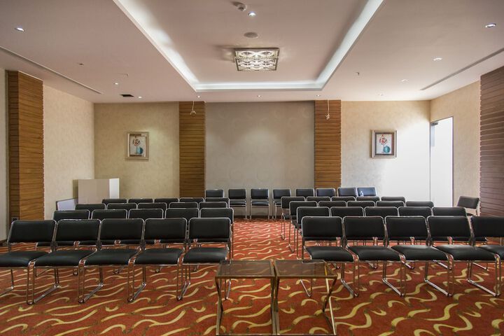 Ballroom/Hall 13 of 15
