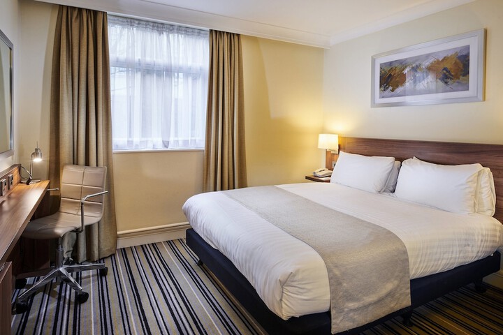 Room 4 of 95