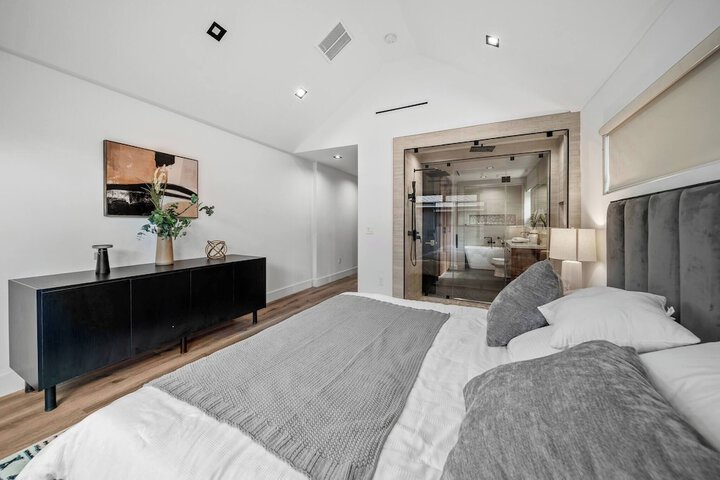 Room 13 of 103