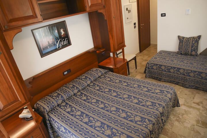 Room 16 of 37