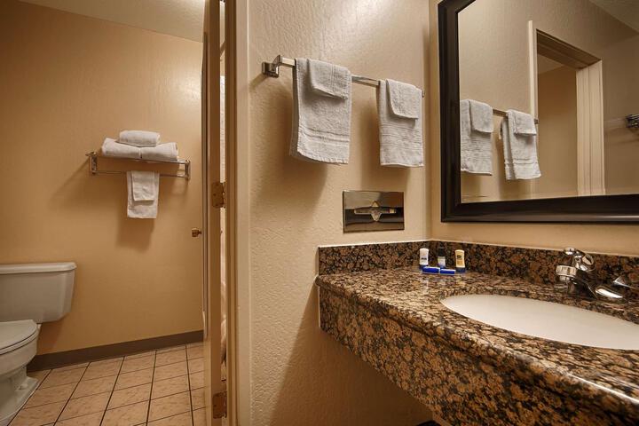 2 Queen Beds Microwave and Refrigerator WiFi Full Breakfast (3 of 26)