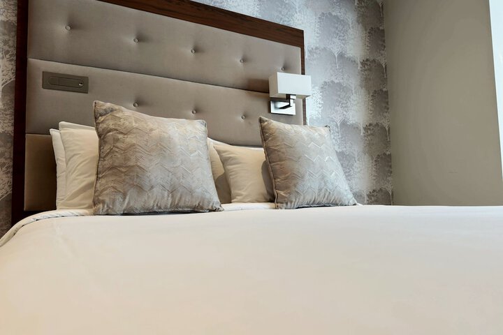 Room 6 of 33
