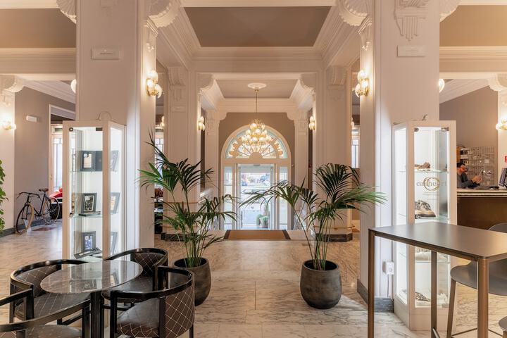 Entrance & Lobby