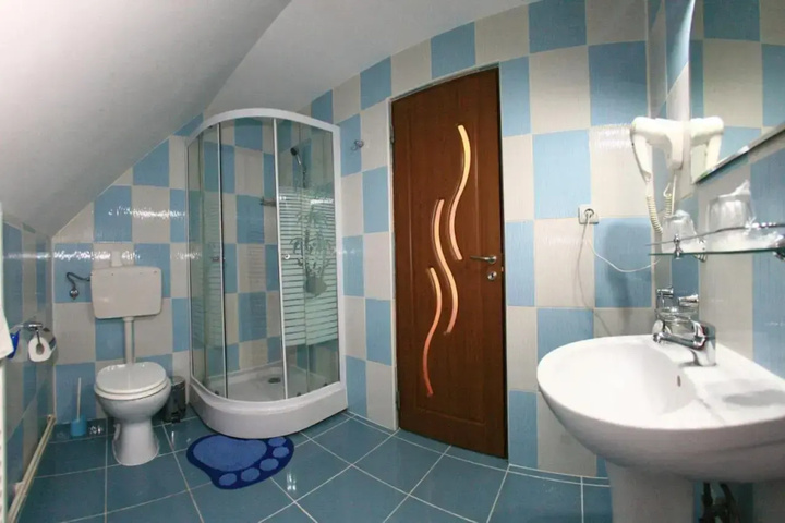 Room 6 of 12